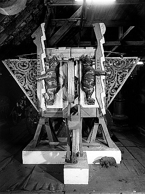 1989 - Baerenaltar zu - div Holz - 268x365x315cm